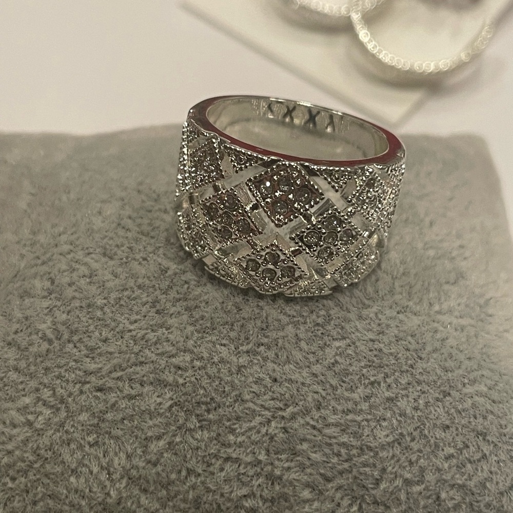 Elegant Silver Diamond Pattern Ring - image 3